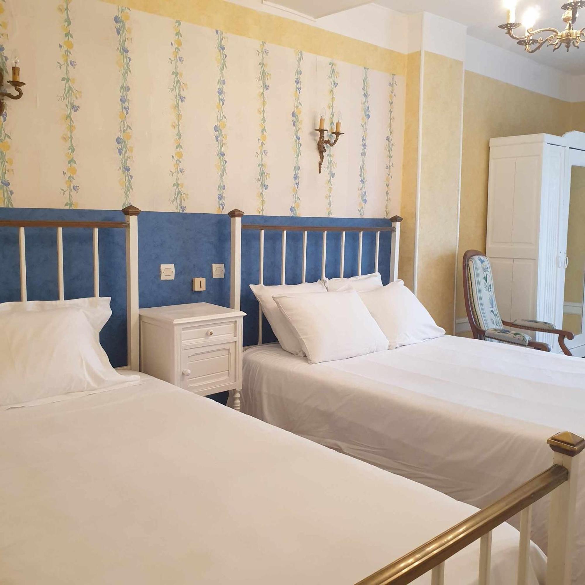 Hotel Des XII Apotres & De La Cle Des Champs Контрексевіль Екстер'єр фото